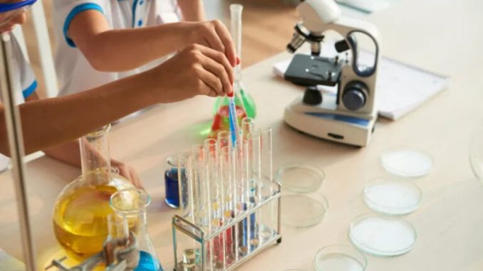 laborator-experimente-microscop-freepik.com_-768x512